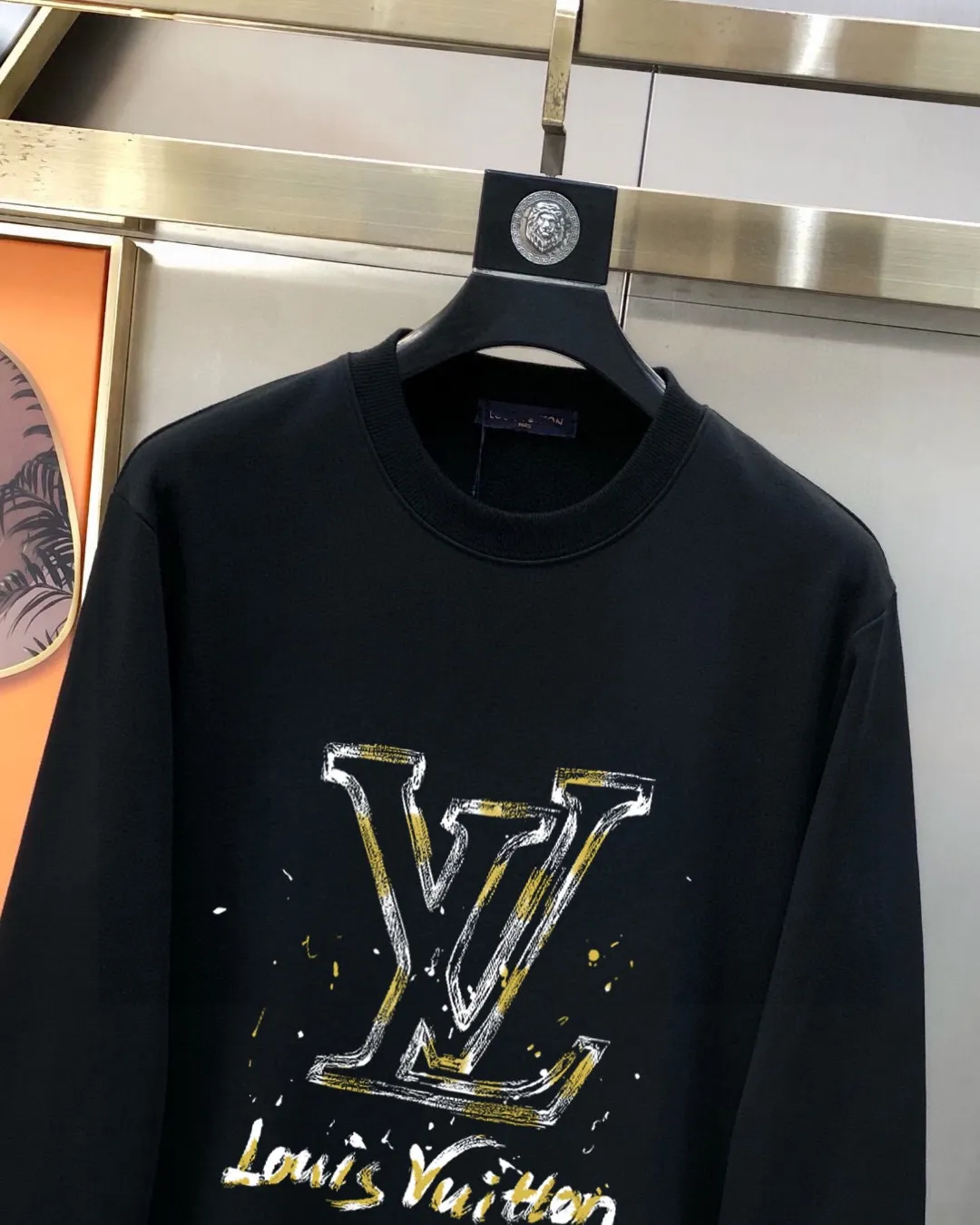 🅿️220 brand [LV Louis Vuitton] (good news for fat people) 2025ss autumn latest long-sleeved round-neck sweatshirt, on sale simultaneously on the official website. Refreshing and breathable. Made of top Tencel Roman. Comfortable and soft. 3D three-dimensional clarity. Super fashion sense. Great for gifting and keeping for yourself. Size: M-5XL (can wear up to 220 pounds)